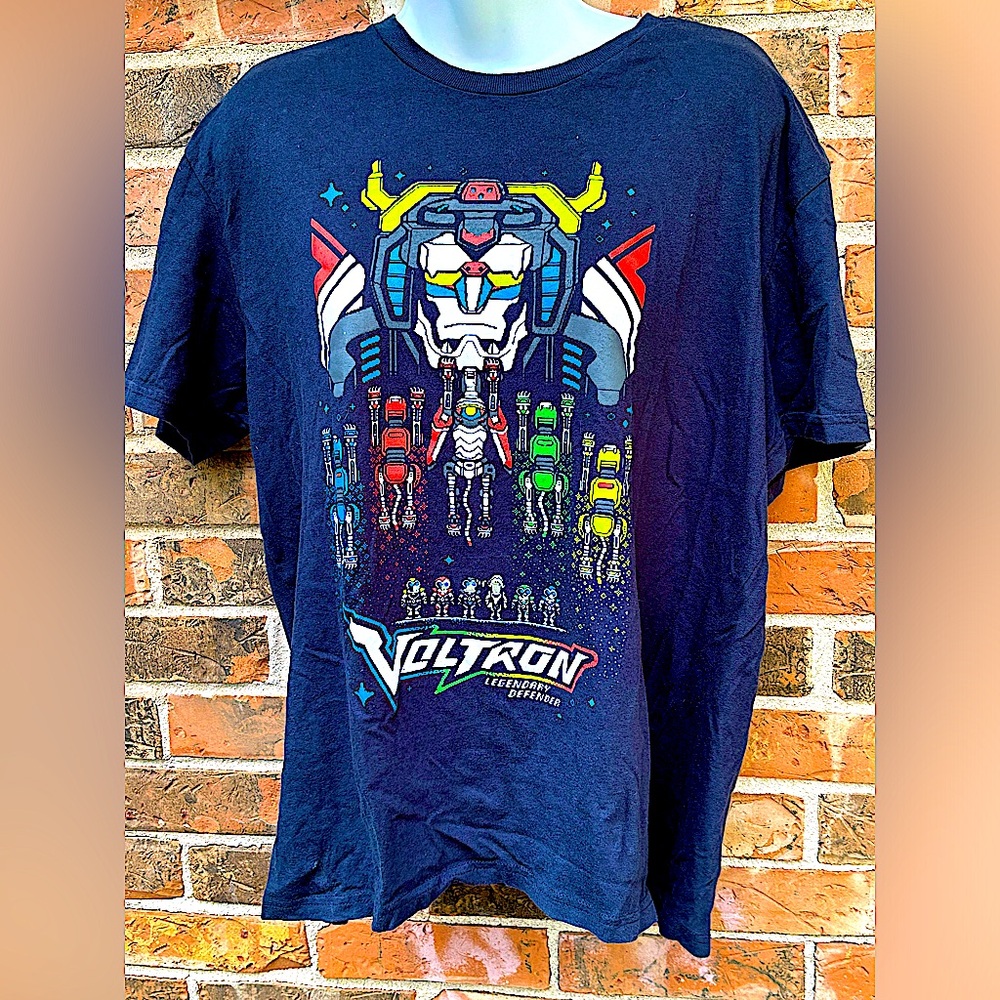 Voltron Legendary Defender 100% cotton T. By Loot Wear.Crisp graphics size Lg
